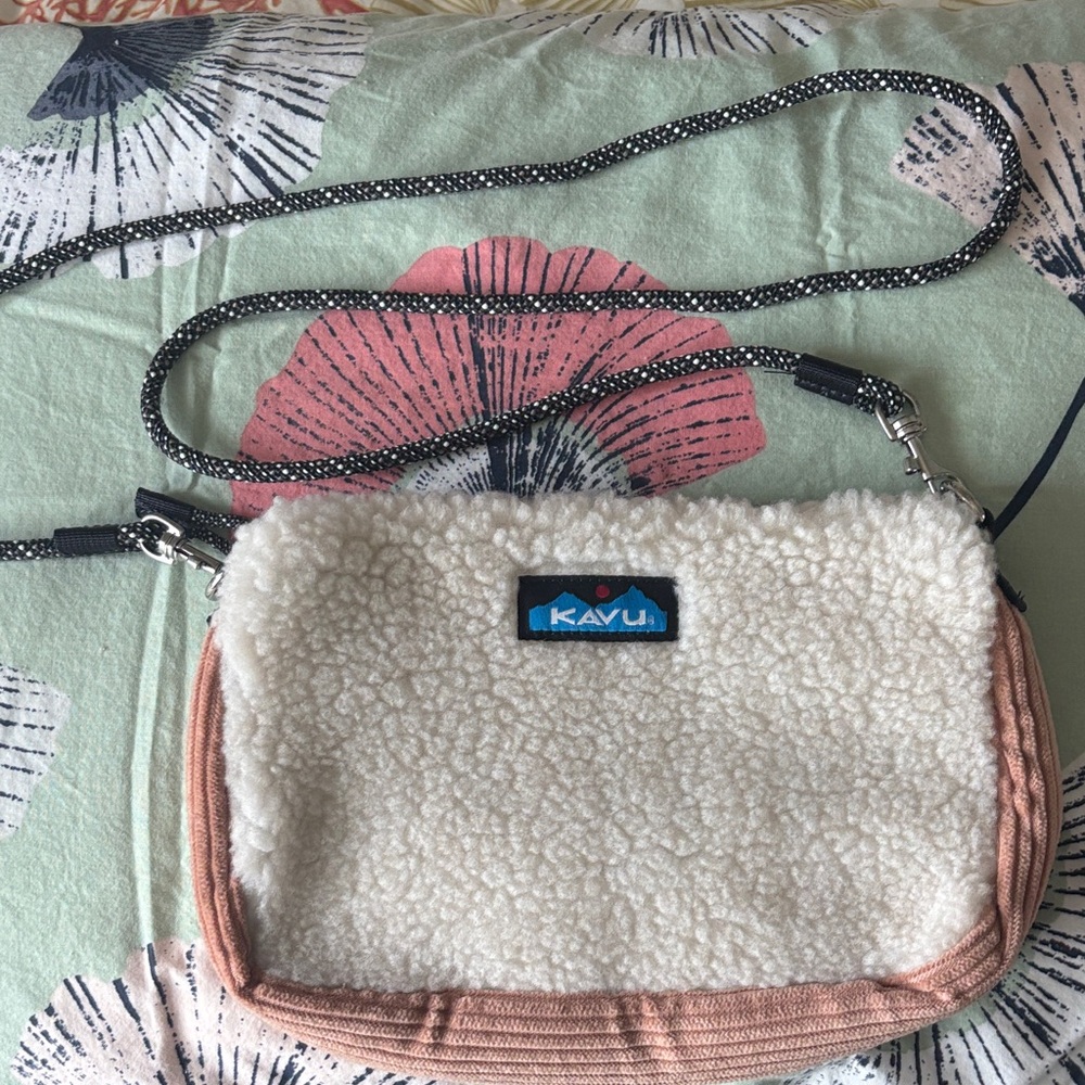 Kavu Sherpa Crossbody Bag in Cream with Pink Trim